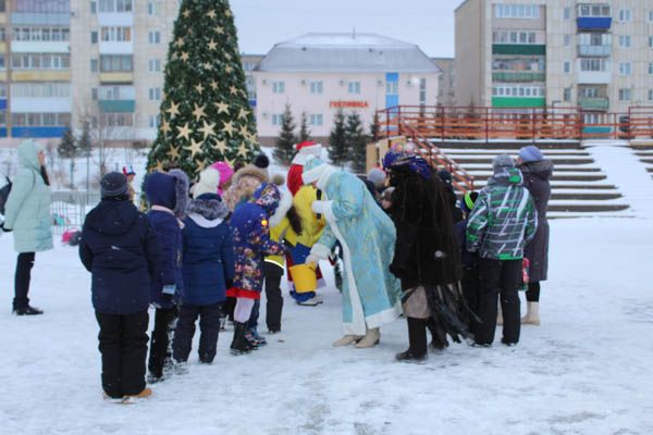 Лениногорскида 11нче ТОСС үзәк чыршы янында бәйрәм уздырды (ФОТОлар)