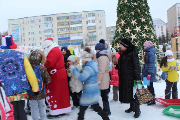 Лениногорскида 11нче ТОСС үзәк чыршы янында бәйрәм уздырды (ФОТОлар)