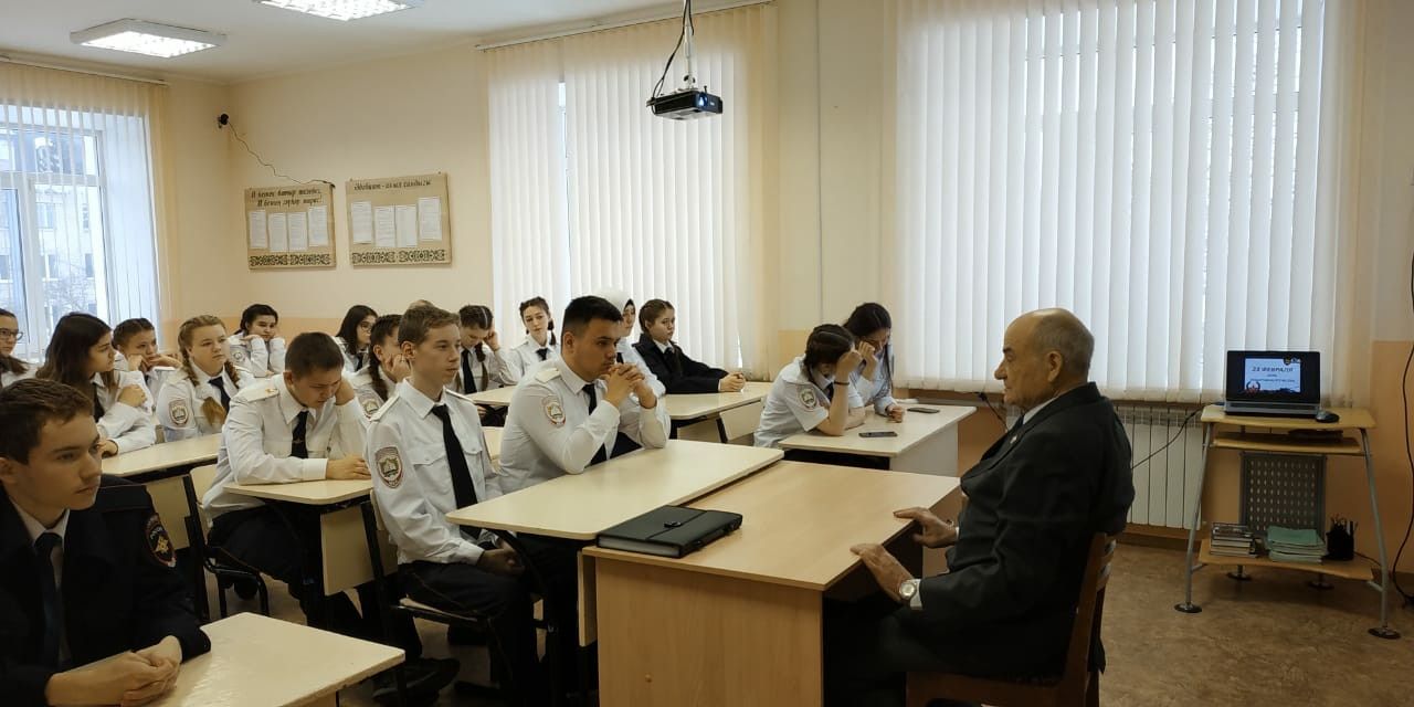 Лениногорск шәһәренең унберенче гимназия укучылары полиция ветераны белән очрашты (Фотолар)