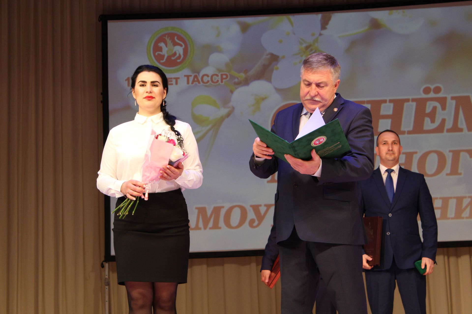 Лениногорскида  җирле үзидарә хезмәткәрләрен хөрмәтләделәр (Фотолар)