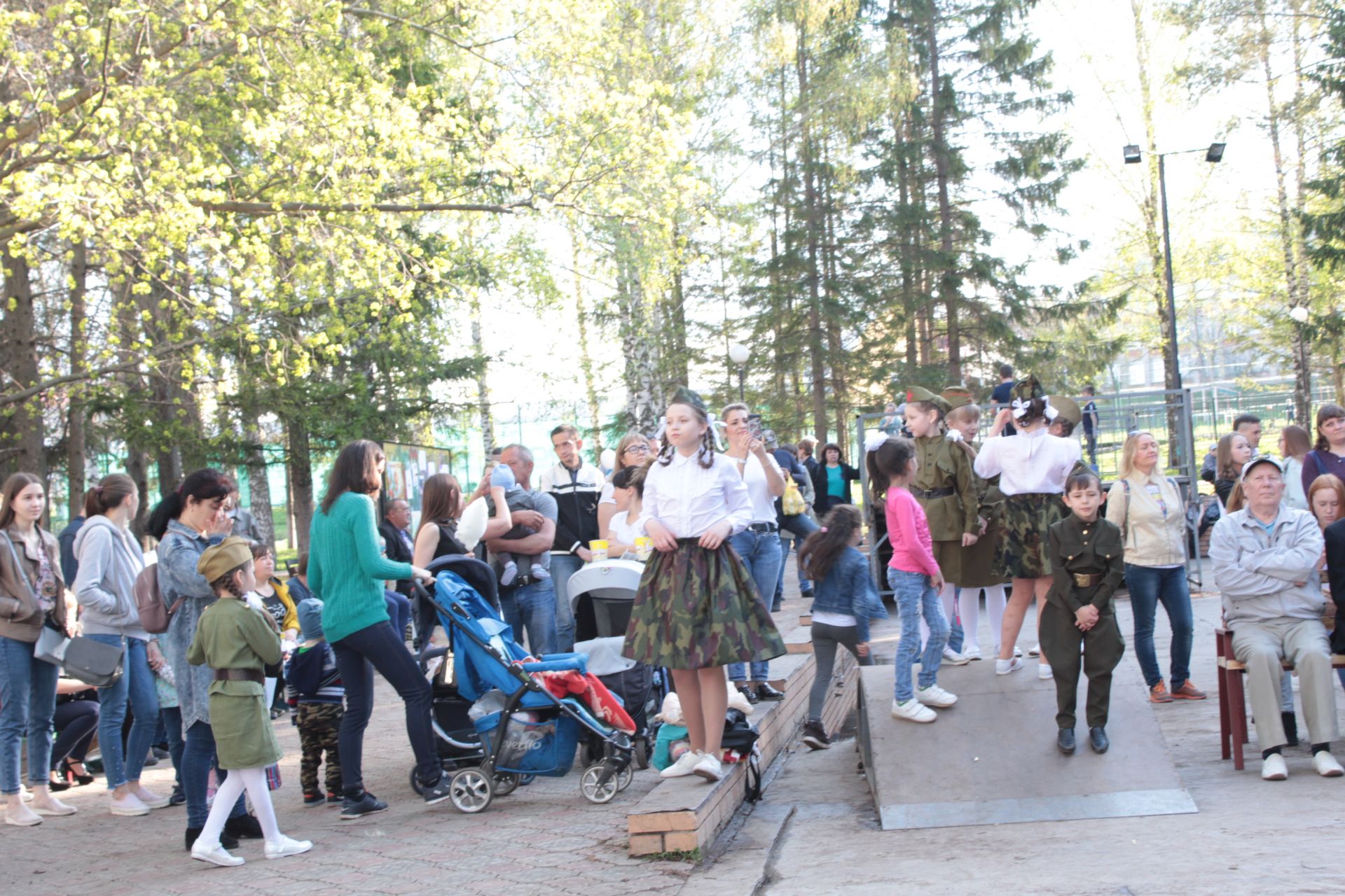 Лениногорскиның скейт-паркында хәрби җырлар конкурсы узды (Фотолар)