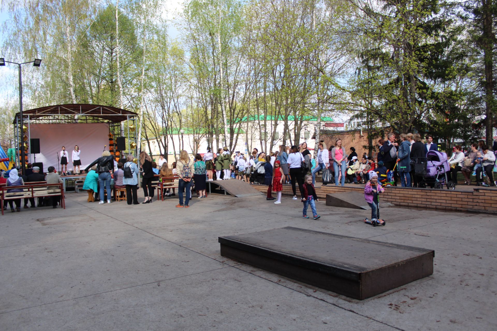 Лениногорскиның скейт-паркында хәрби җырлар конкурсы узды (Фотолар)