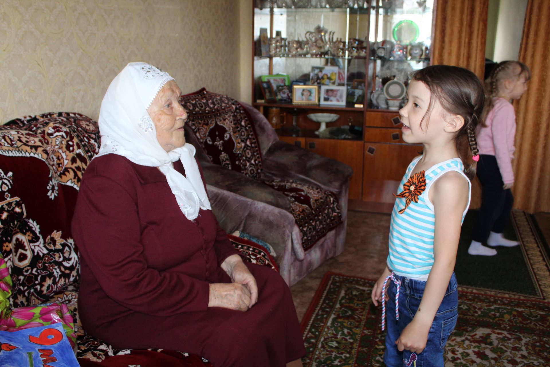 Лениногорскилыларны 16 нчы балалар бакчасында тәрбияләнүчеләр Җиңү бәйрәме белән котлады (Фотолар)