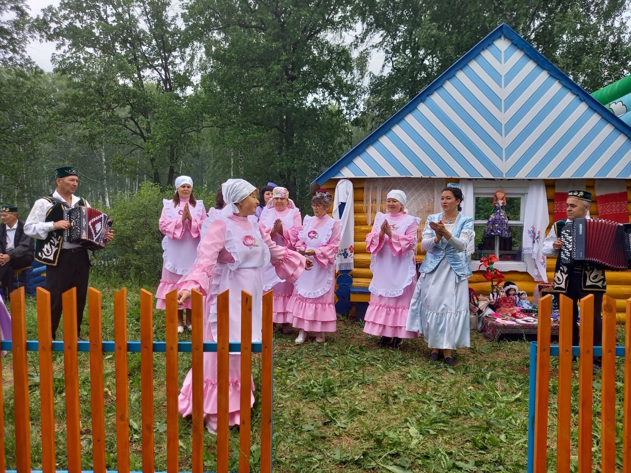 Лениногорскиның үзәк  Сабан туе мәйданына халык агыла, халкыбызның иң күркәм милли бәйрәме башланды