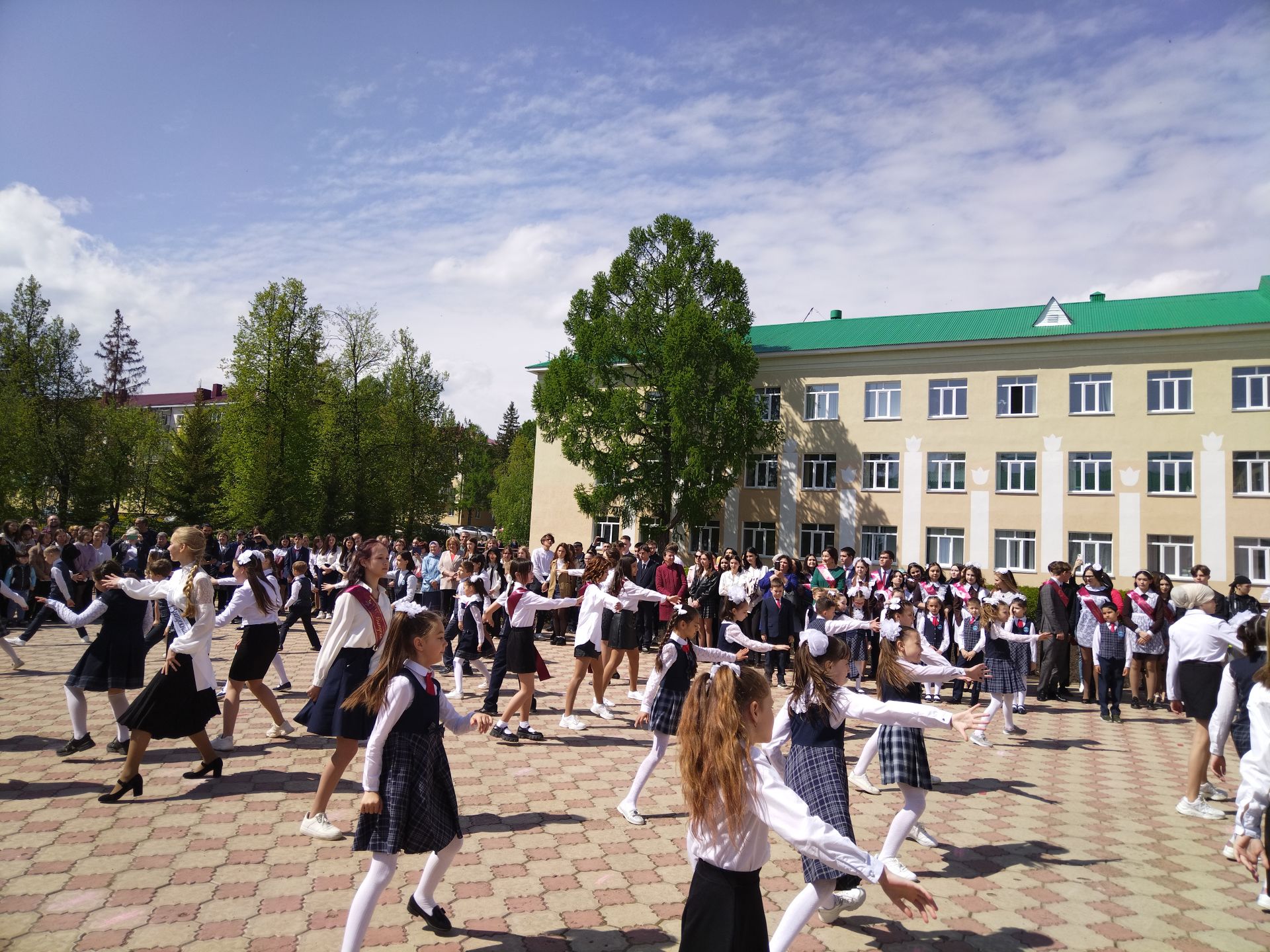 Лениногорск шәһәренең 11 нче гимназиясендә соңгы кыңгырау яңгырады (фоторепортаж)