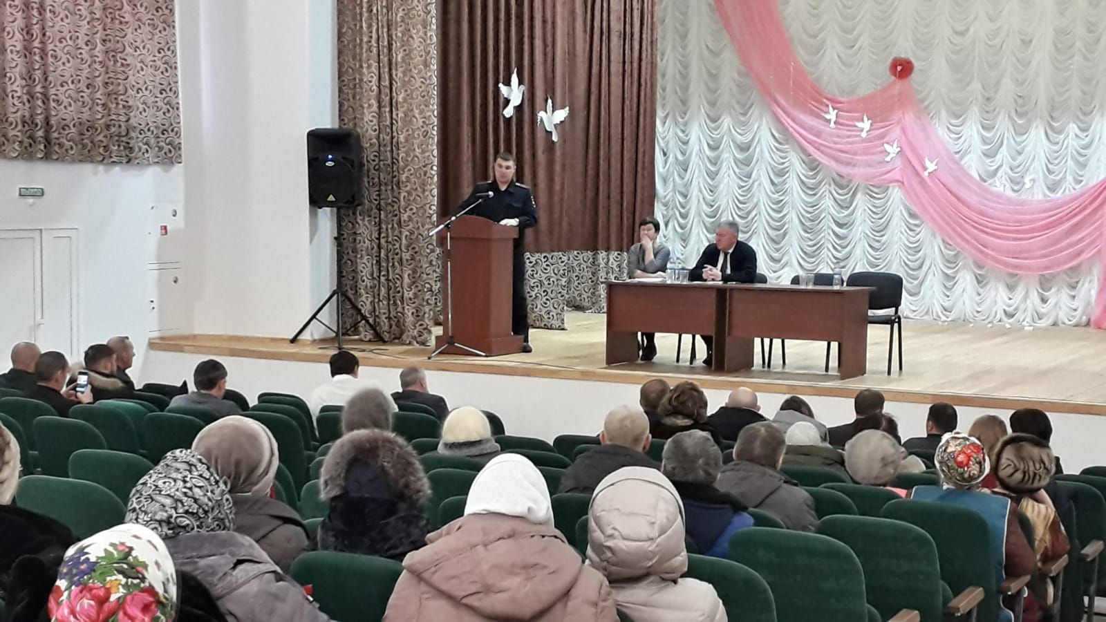 Кирлегәч авылындагы «Ихлас» төркеме апаларының кул эшләренә Рәгать Хөсәенов соклану белдерде