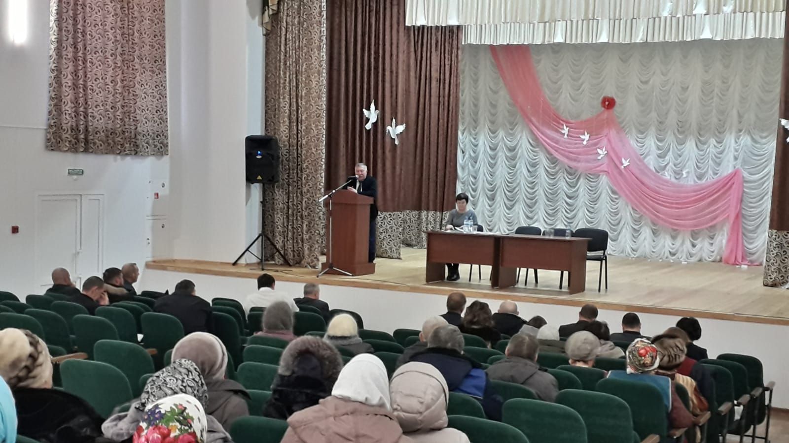 Кирлегәч авылындагы «Ихлас» төркеме апаларының кул эшләренә Рәгать Хөсәенов соклану белдерде