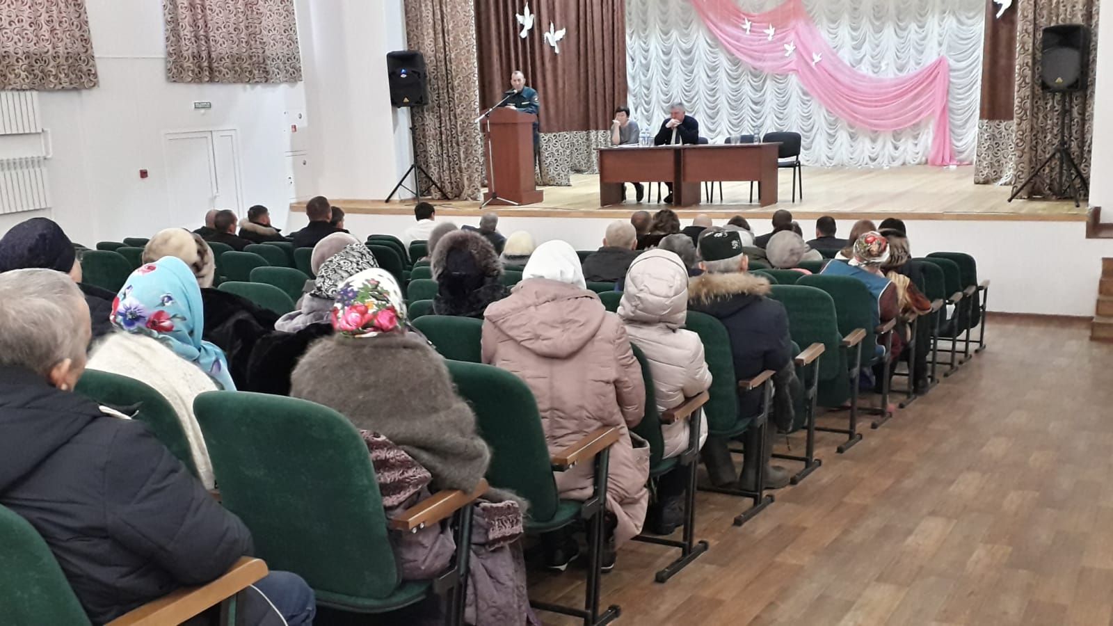 Кирлегәч авылындагы «Ихлас» төркеме апаларының кул эшләренә Рәгать Хөсәенов соклану белдерде