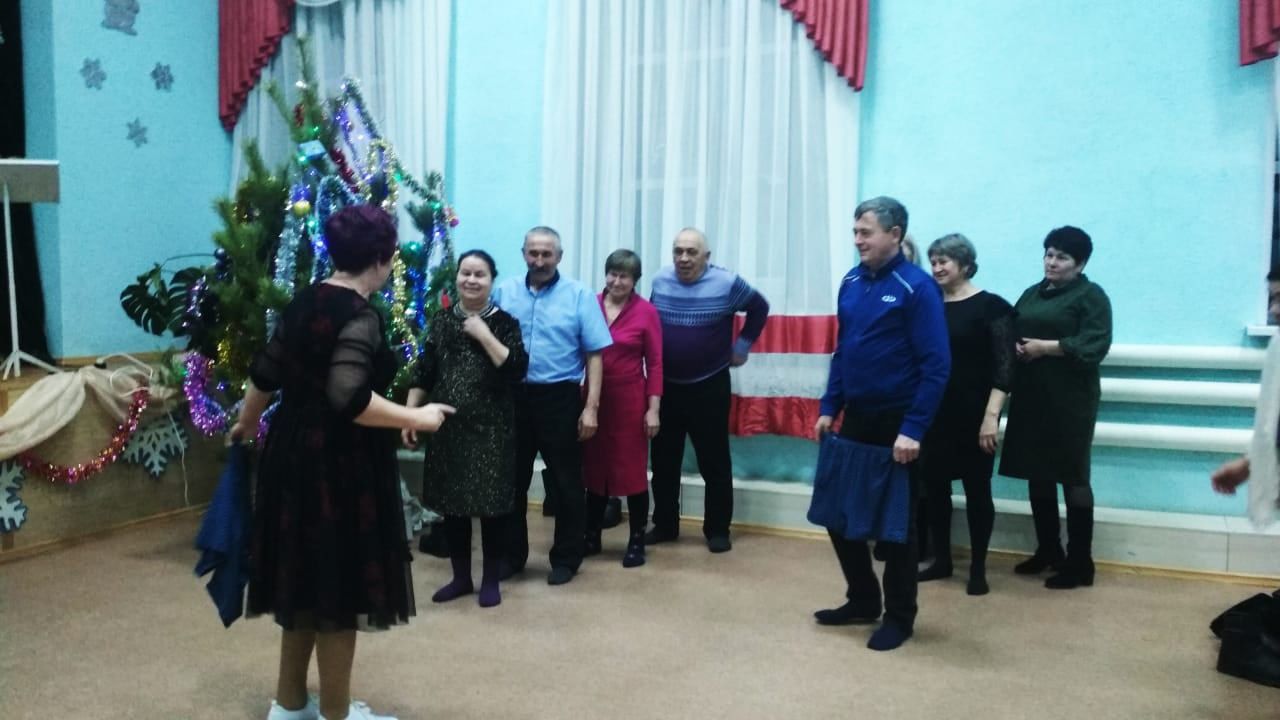 Сугышлы авылы үзенең юбилярларын котлады, аларга бәйрәм ясадылар