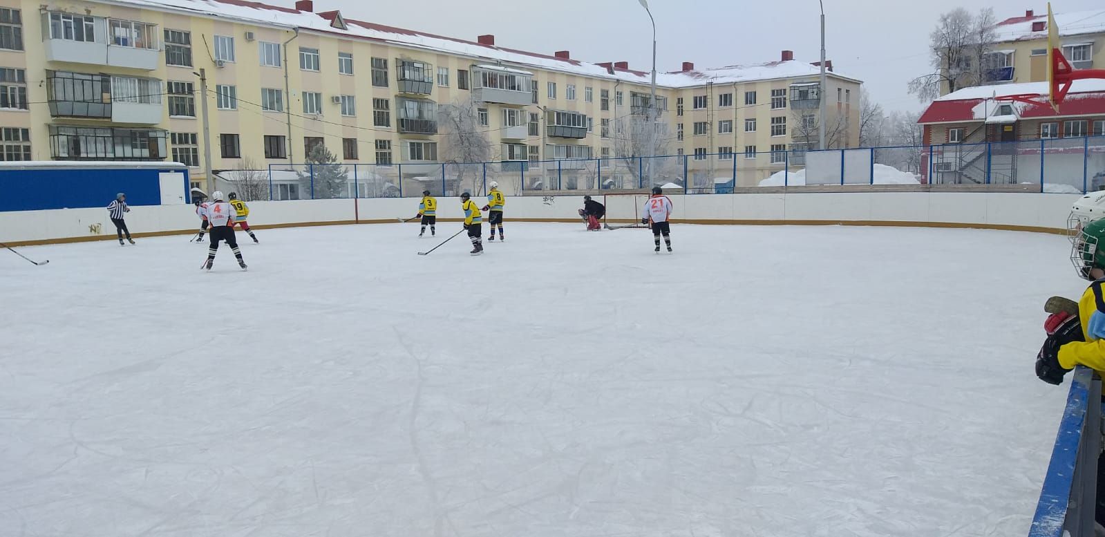 Лениногорскиның ачык кортында хоккей буенча ярышлар узды (фотолар)