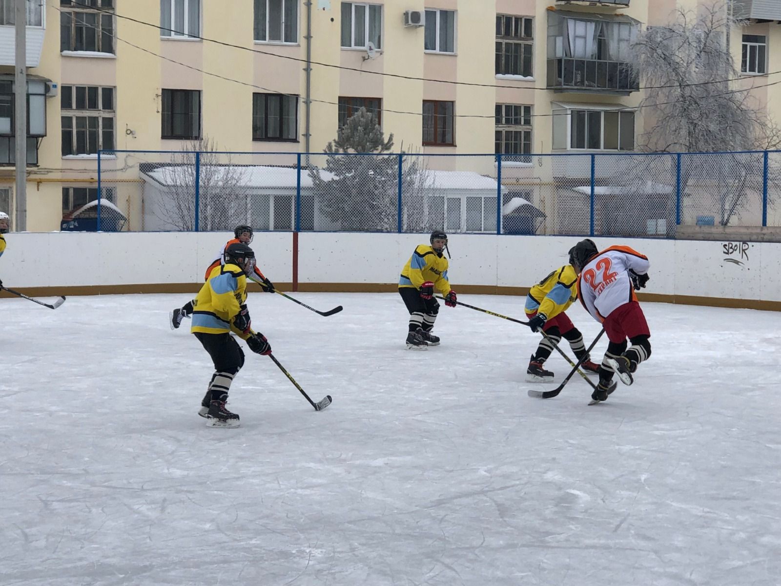 Лениногорскиның ачык кортында хоккей буенча ярышлар узды (фотолар)