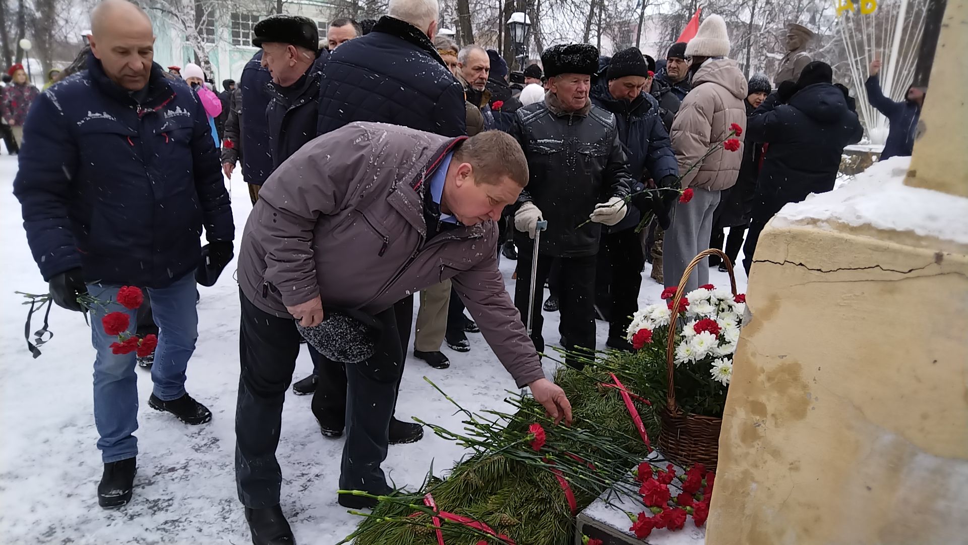 Лениногорскида әфганчылар истәлегенә куелган һәйкәл янында митинг үткәрелде (+фотолар)