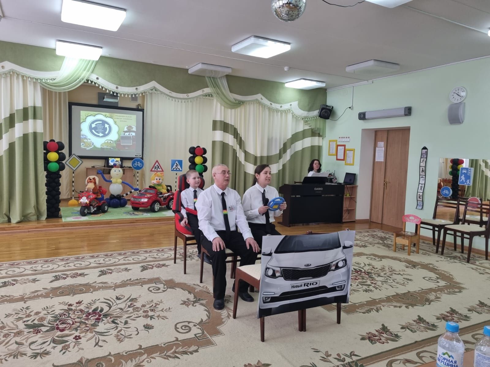 Лениногорскида әти-әниләр “Юл кагыйдәләрен бөтен гаилә белә, мин дә беләм!” бәйгесендә катнашкан (+фотолар)