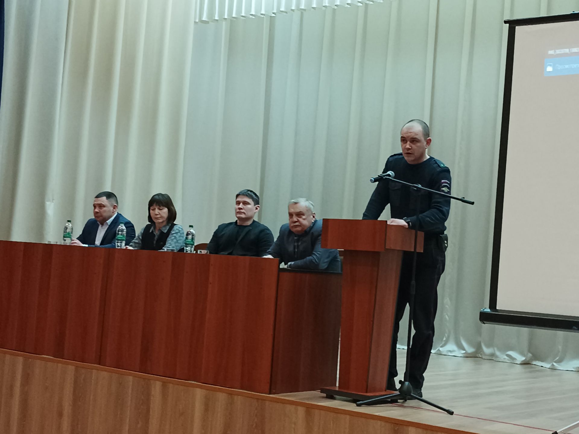 Лениногорскида микрорайон халкы автобус йөрмәүгә, тиешенчә урам утлары яктыртылмауга борчыла