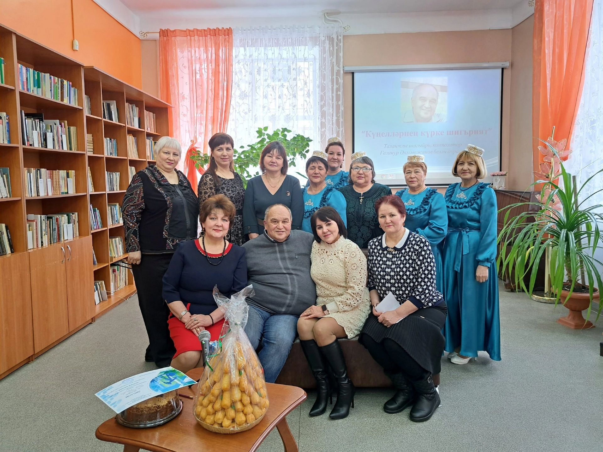 Лениногорскиның Габдулла Тукай исемендәге Үзәк китапханәсендә  шагыйрь, композитор Газинур Әхмәтҗанов белән очрашу узды
