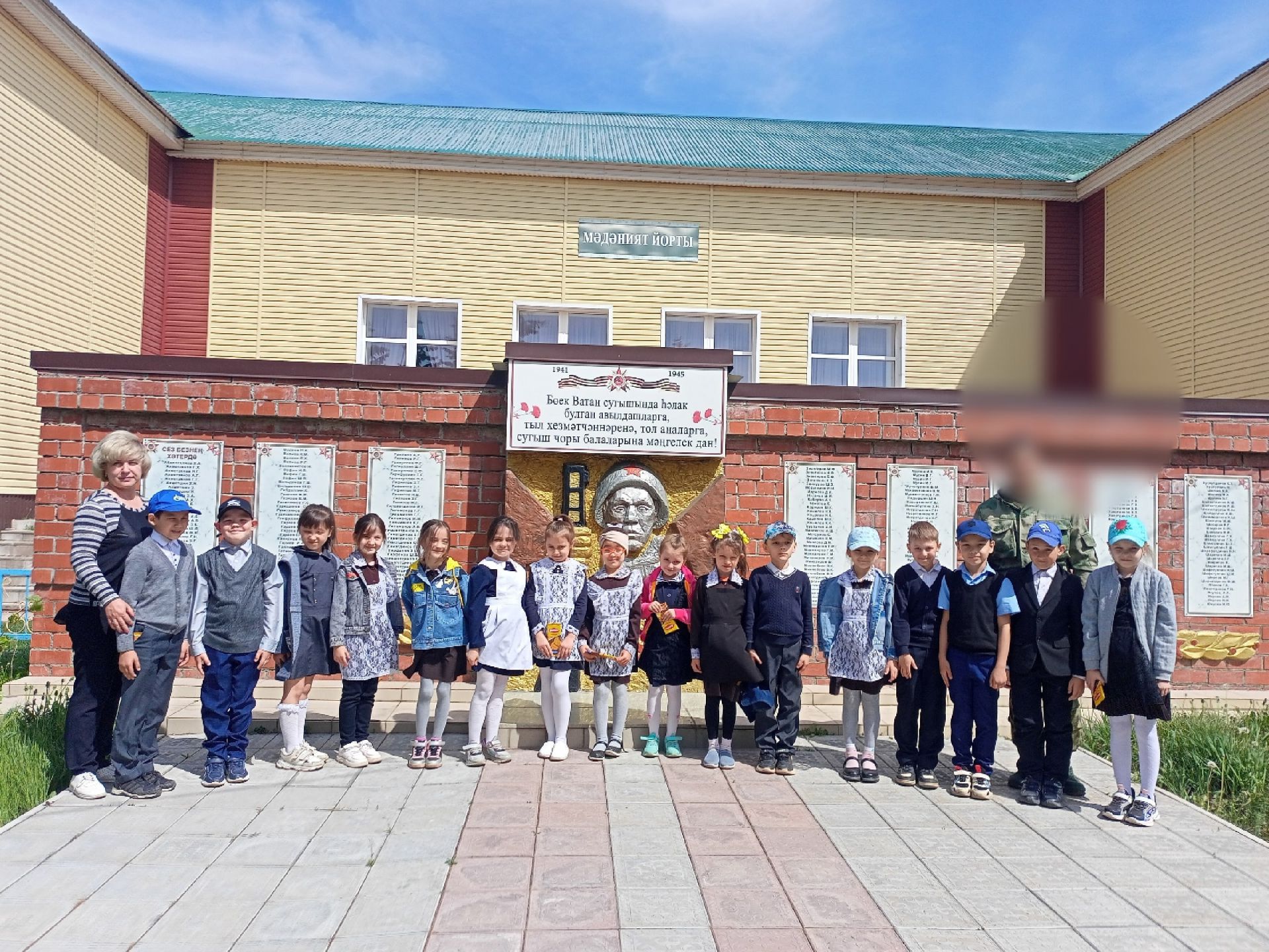 Иске Шөгер мәдәният йортында укучылар белән Геройлар турында сөйләштеләр