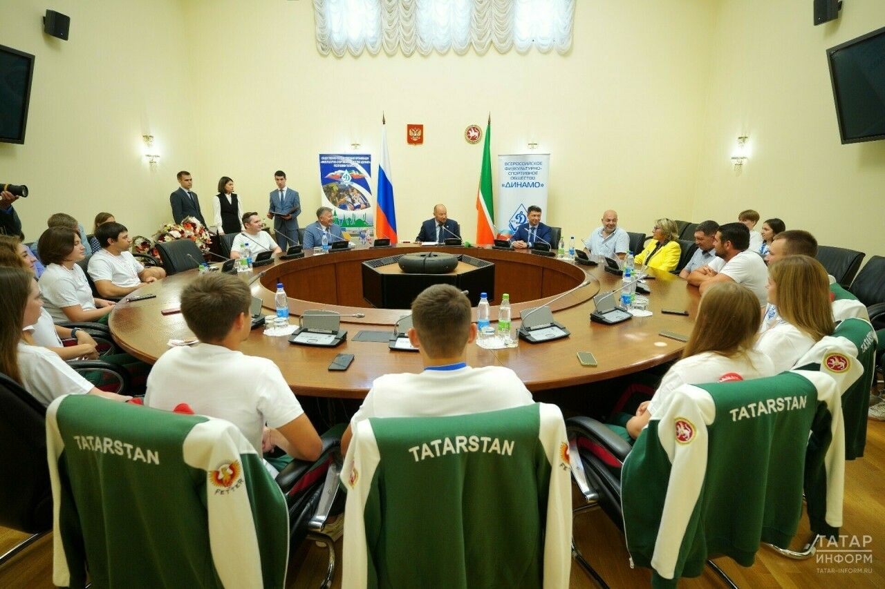 Әсгать Сәфәров уңышлы спорт сезоны өчен Татарстан укучыларына бүләкләр тапшырды