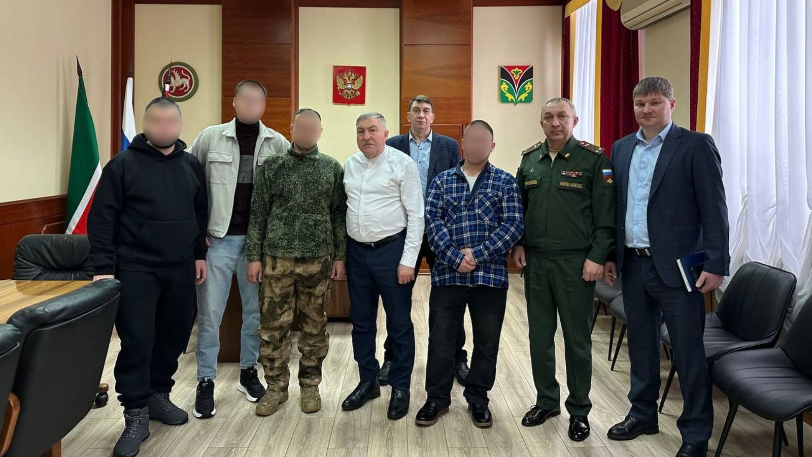 Район башлыгы Рәгать Хөсәенов ялга кайткан хәрбиләр белән очрашты