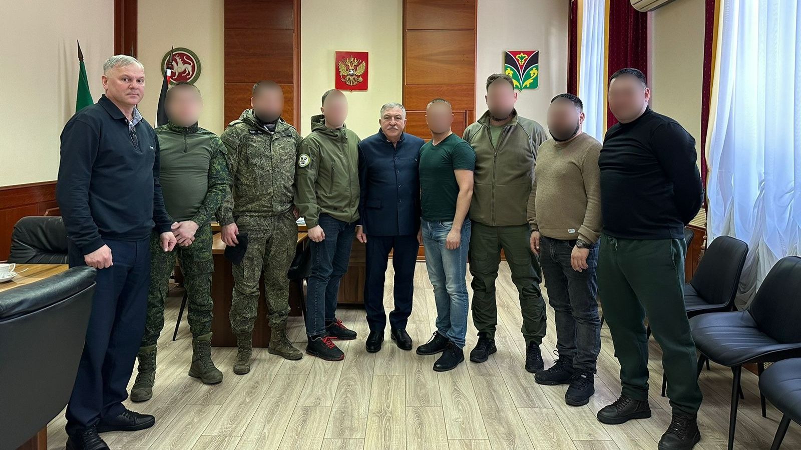 Махсус хәрби операциядән ялга кайткан якташ хәрбиләр район башлыгы Рәгать Хөсәенов белән очрашты