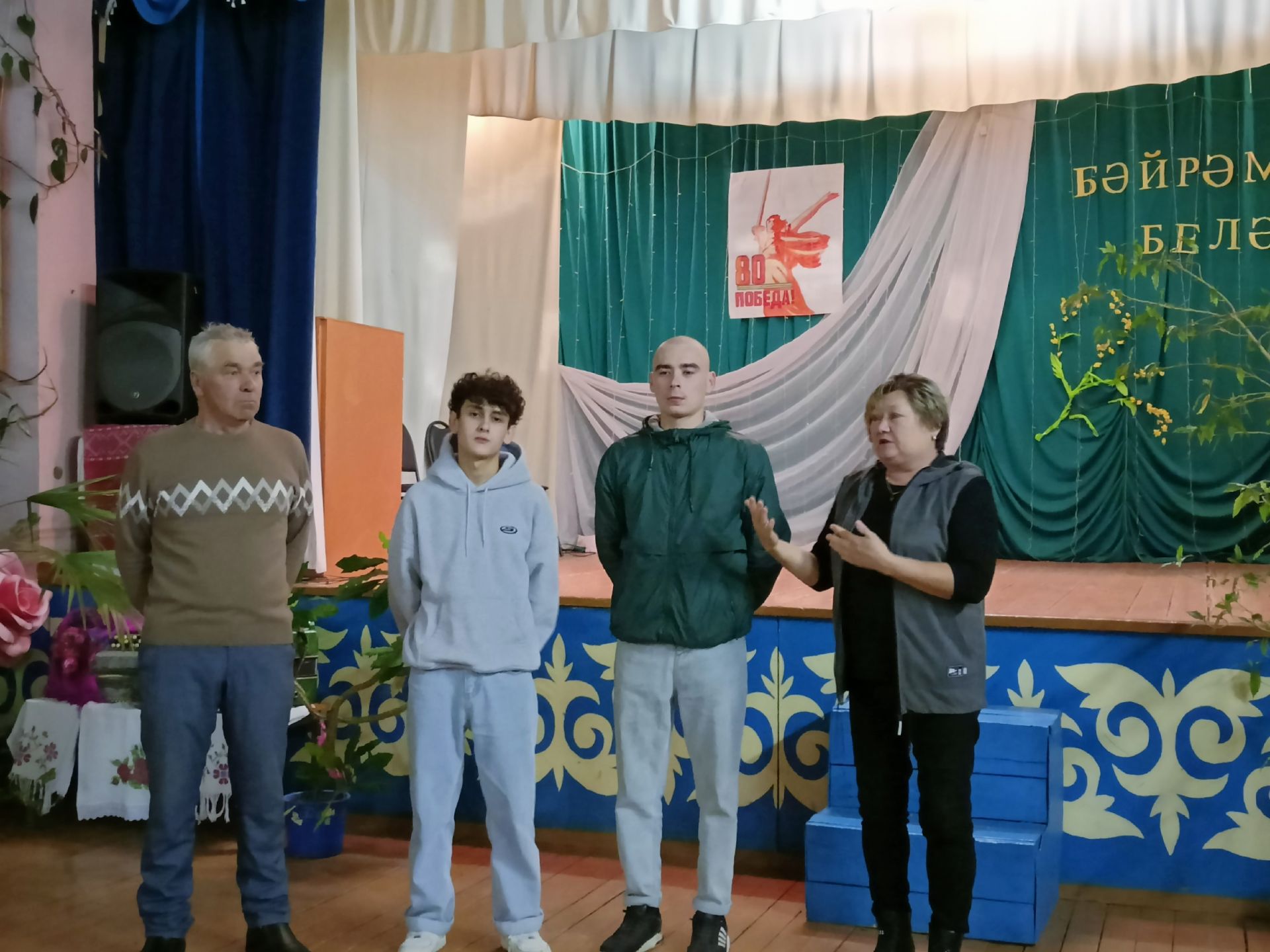 Урмышлы авылында егетләрне армиягә озаттылар