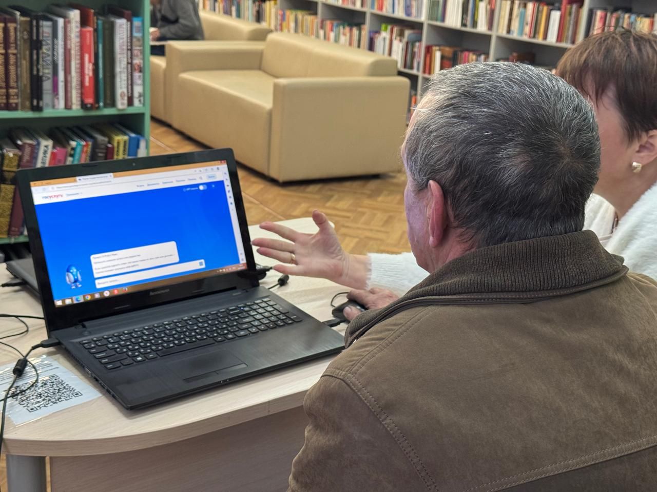 Элек хөкем ителгән Лениногорск пенсионерын дәүләт хезмәтләреннән файдаланырга өйрәттеләр
