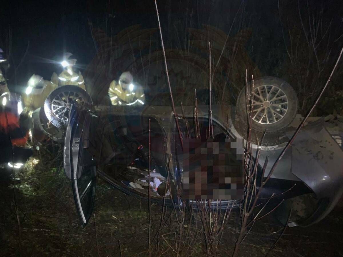 18 яшьлек егет идарә иткән Kia машинасы кюветка очып төшкән, пассажир һәлак булган