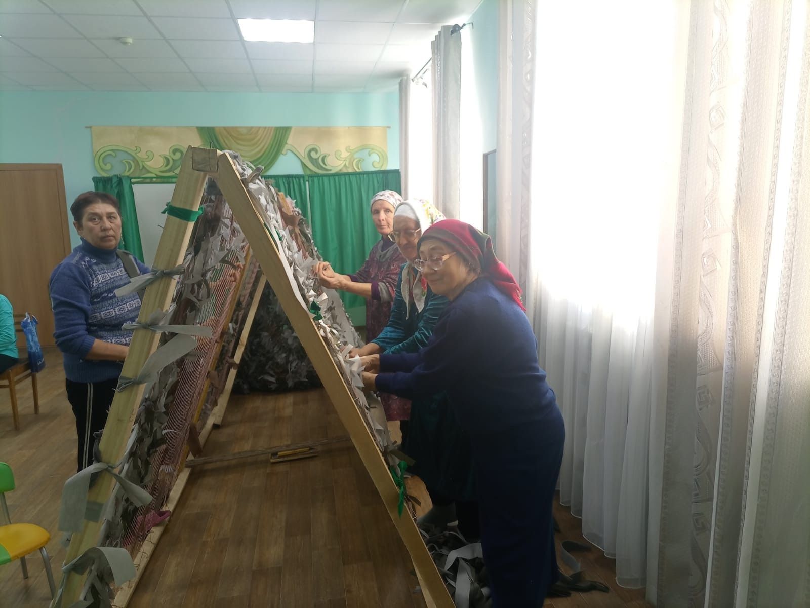 Кирлегәч авылы апалары хәрби операция өчен токмач кисә, маскировка челтәре үрә