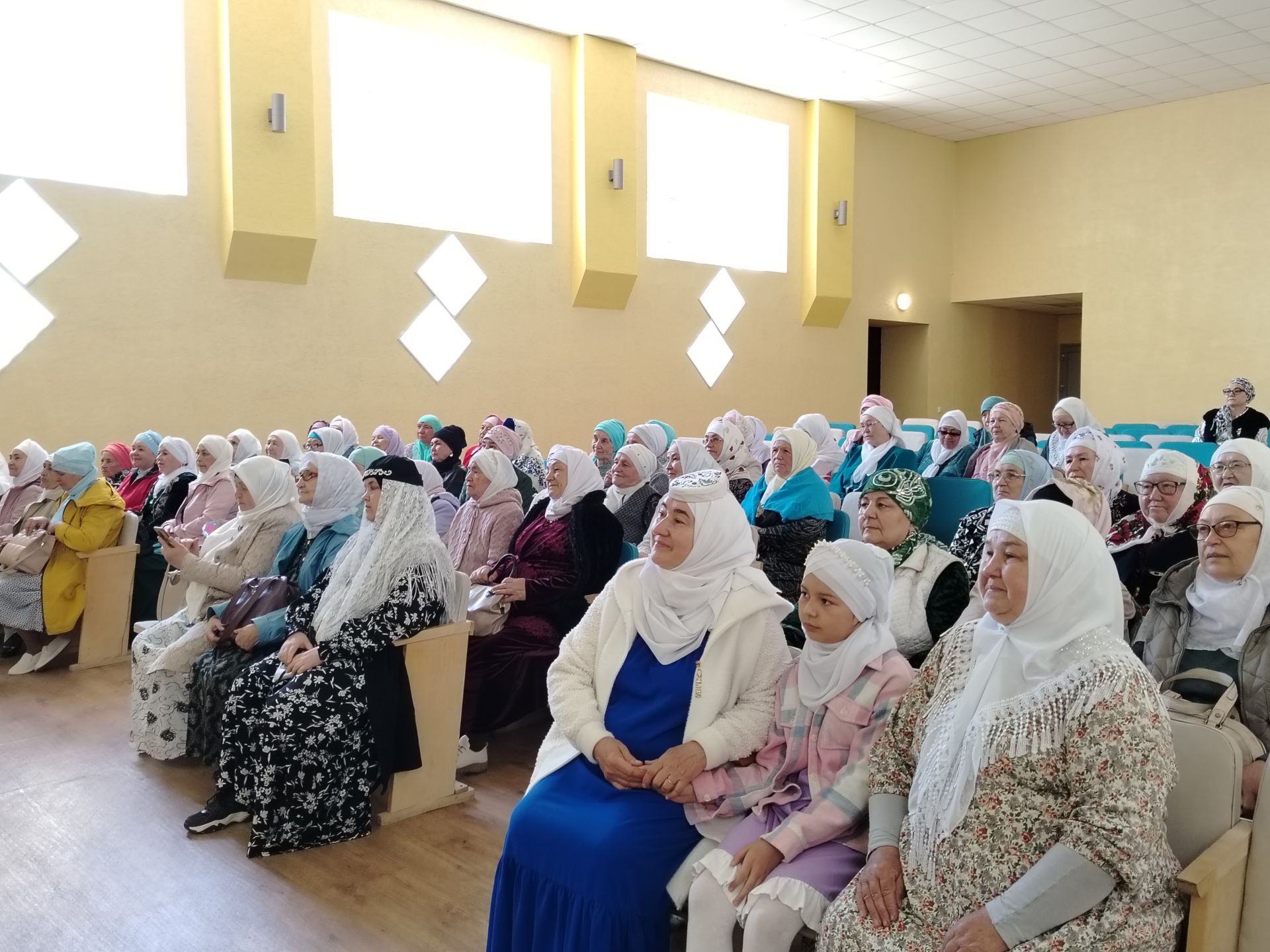 Куакбаш авылында милли-дини үзенчәлекләрне саклау юнәлешендәге “Яулык фазыйләте” чарасы тирә-күрше авыллардагы ак яулыклы апаларны да җыйды