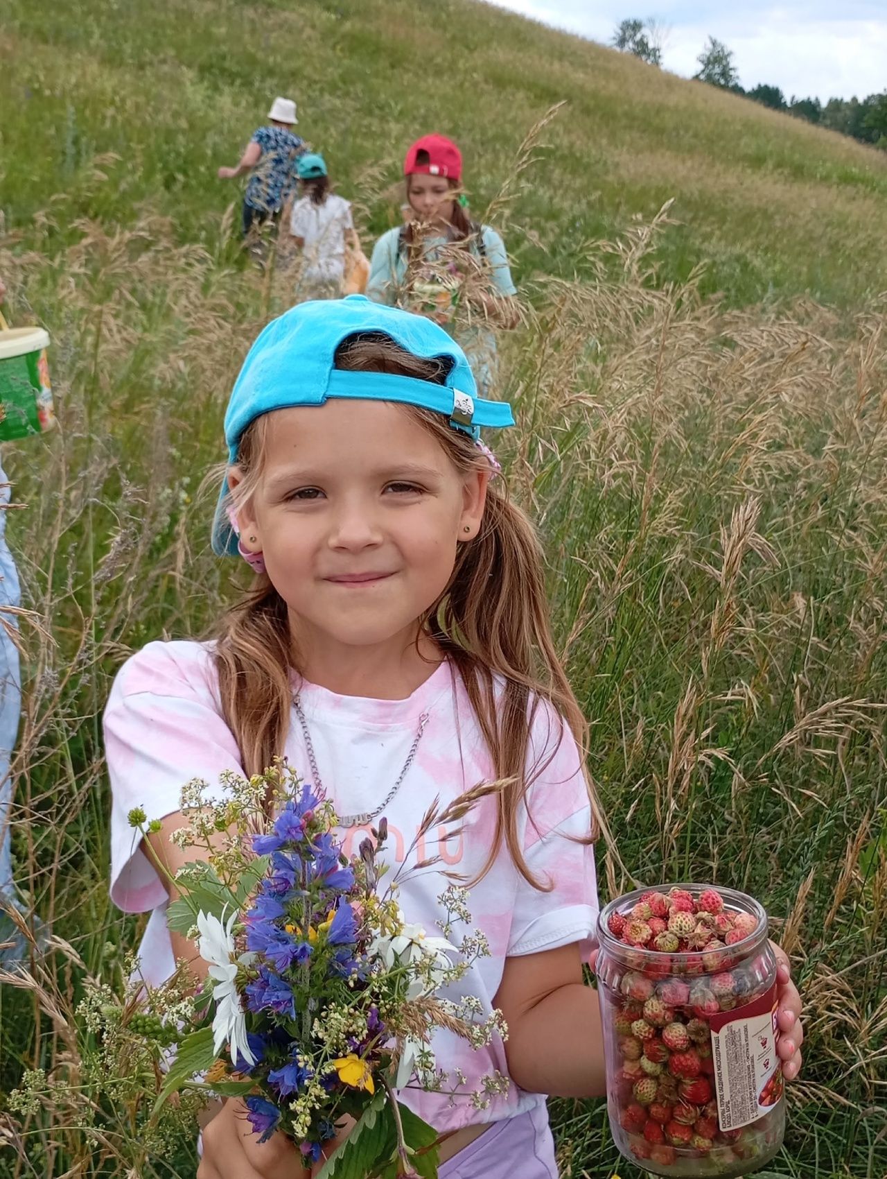 Куакбаш мәктәбе лагеренда ял итүче балалар җиләк тә җыйдылар