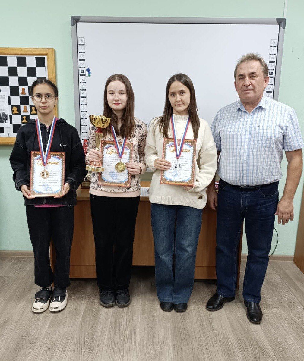 Лениногорскиның  шахмат мәктәбендә хатын-кыз шахматчыларга багышланган турнир узды