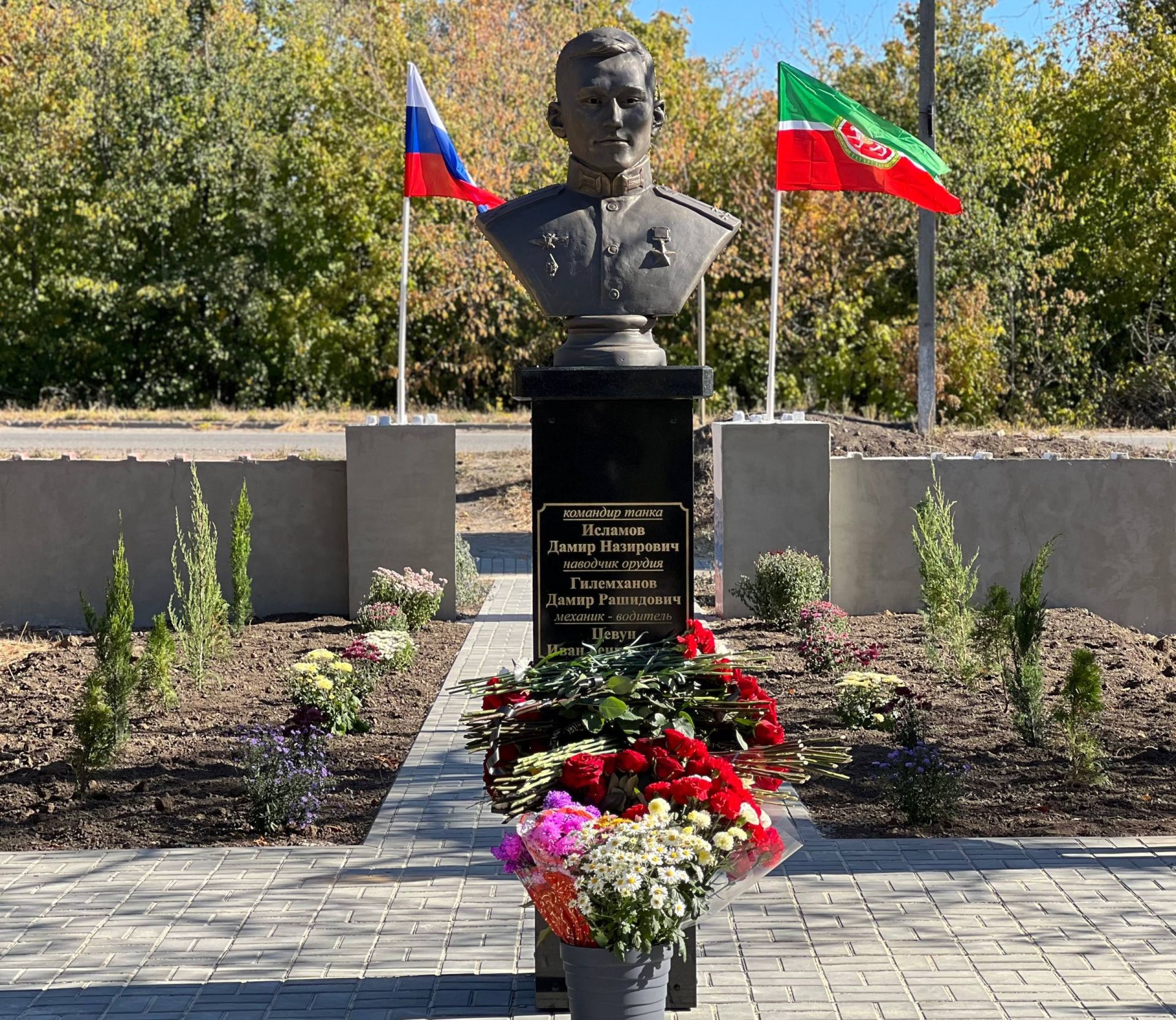 Якташыбыз - Лениногорск хәрбие, Россия  Герое Дамир Исламовка Луганск Халык Республикасында бюст  ачылды