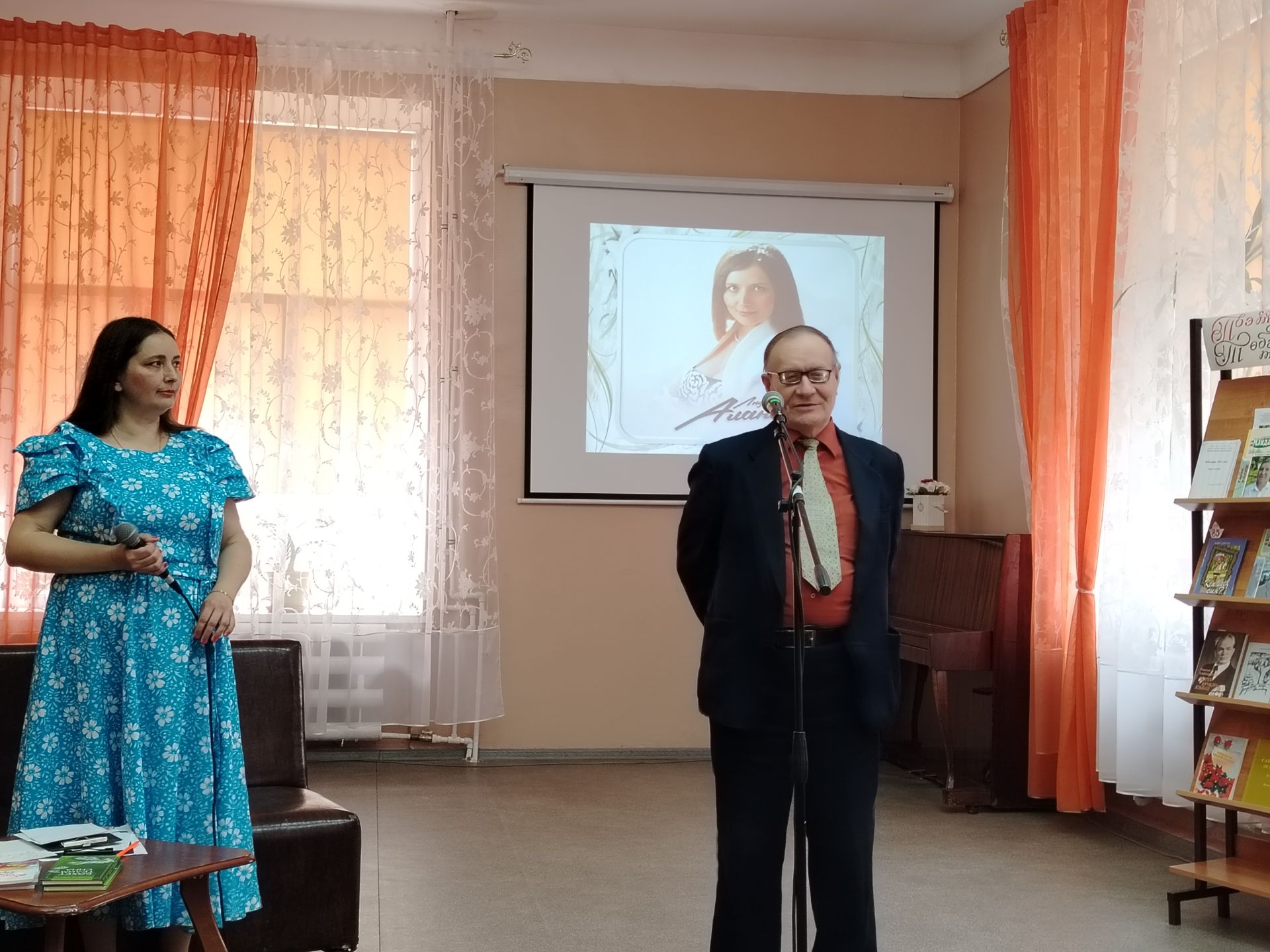 Лениногорскиның үзәк китапханәсендә шагыйрә, композитор Людмила Аланлы белән очрашу үтте (+фотолар)