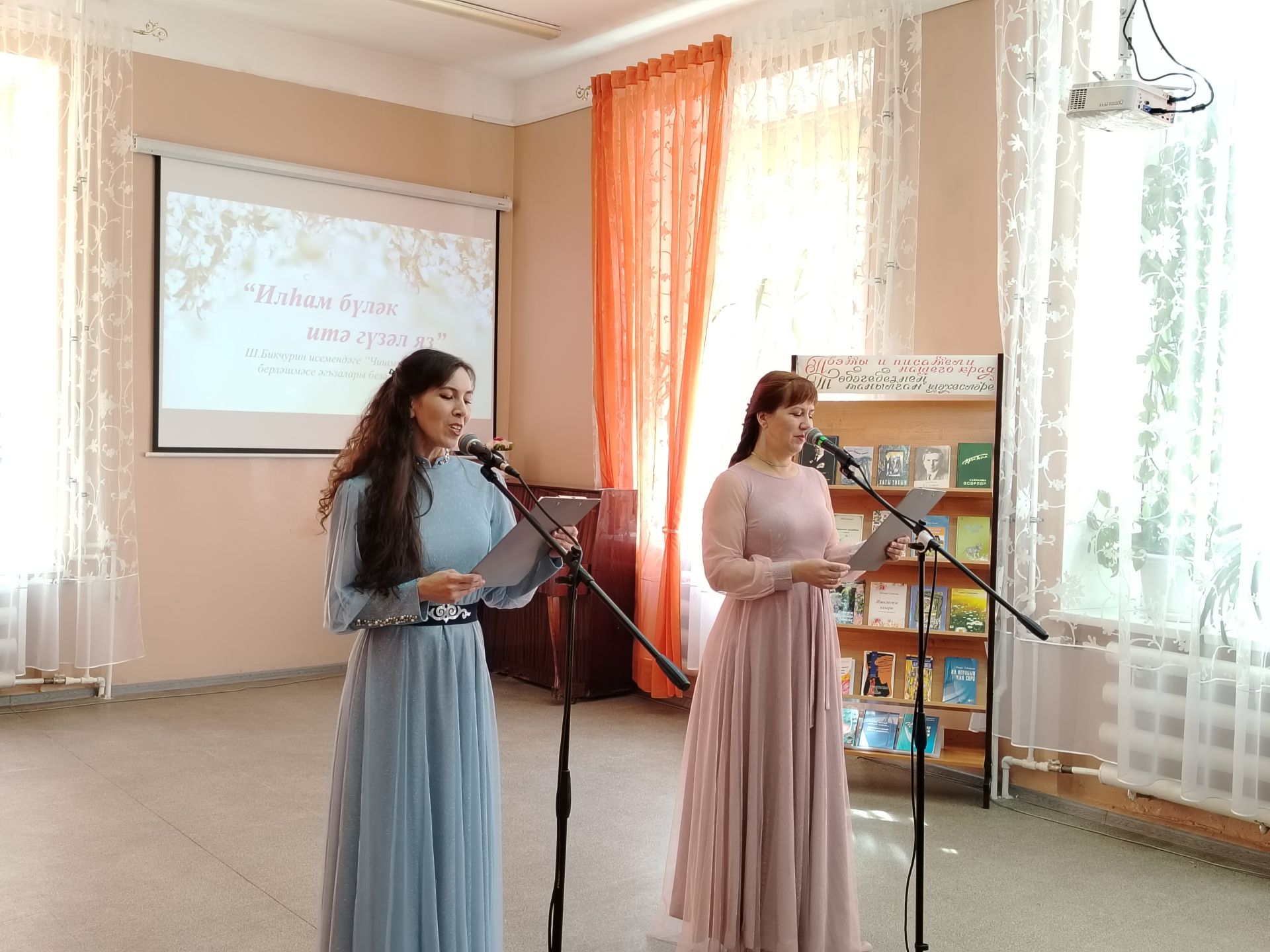«Илһам бүләк итә гүзәл яз»: Лениногорскида үзәк китапханәдә әдәби-музыкаль кичә узды (+фотолар)