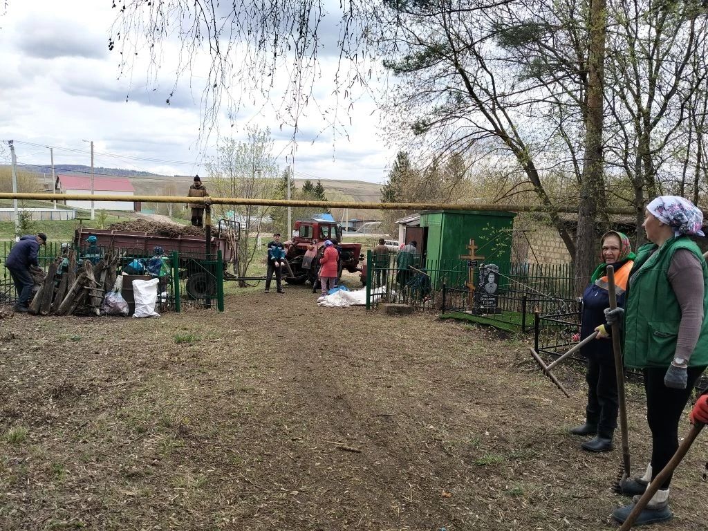 Мәңгелек йортны чистарту - безнең бурычыбыз: Федотовка авылында зиратта өмә узды