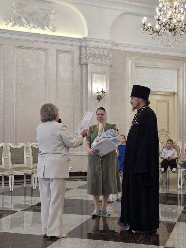Лениногорск ЗАГС бүлегендә Псурцевлар гаиләсен 10нчы бала туу белән котладылар