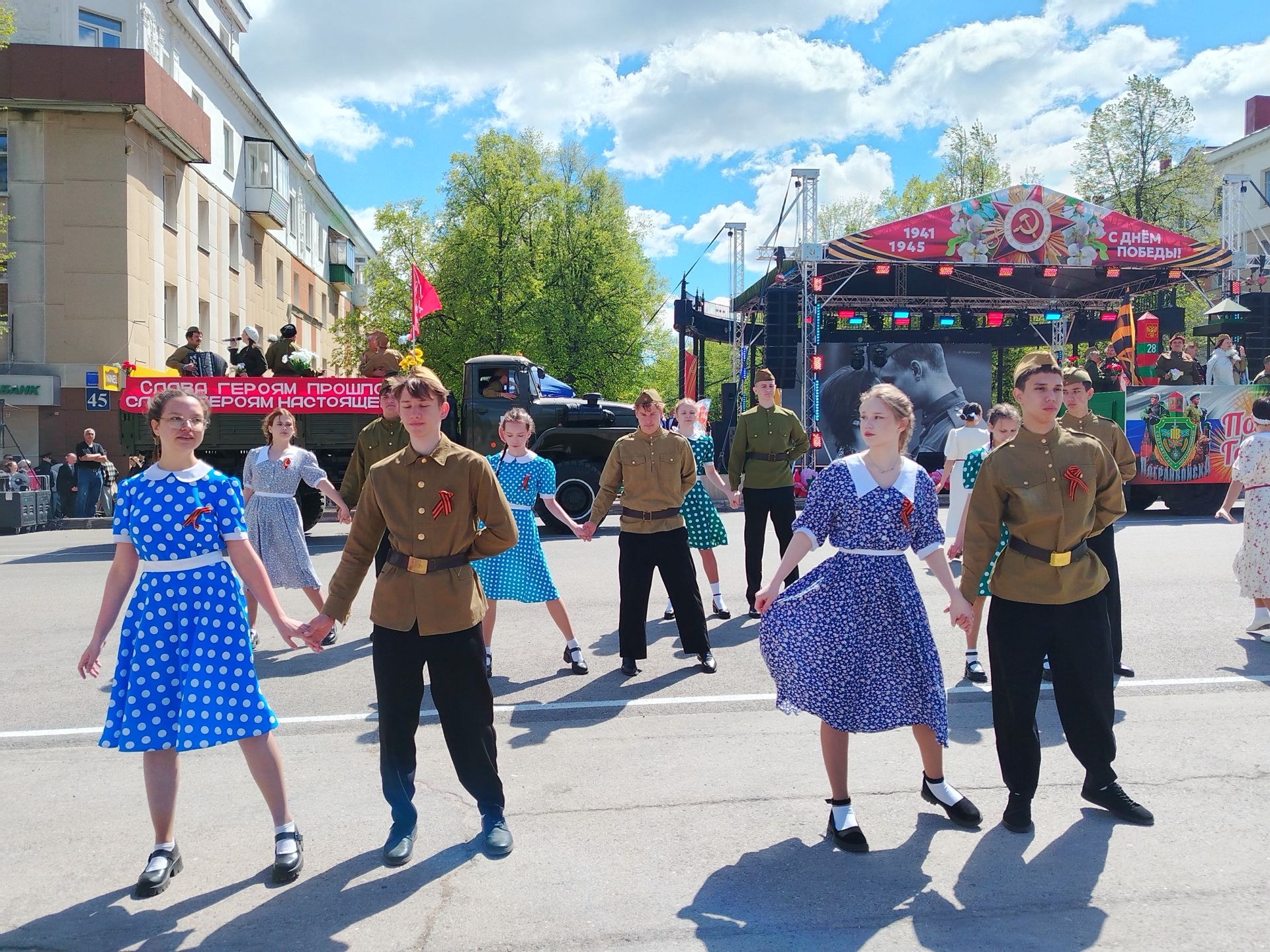 Лениногорскида Үзәк мәйданда Җиңү бәйрәменә багышланган театральләштерелгән күренеш булды