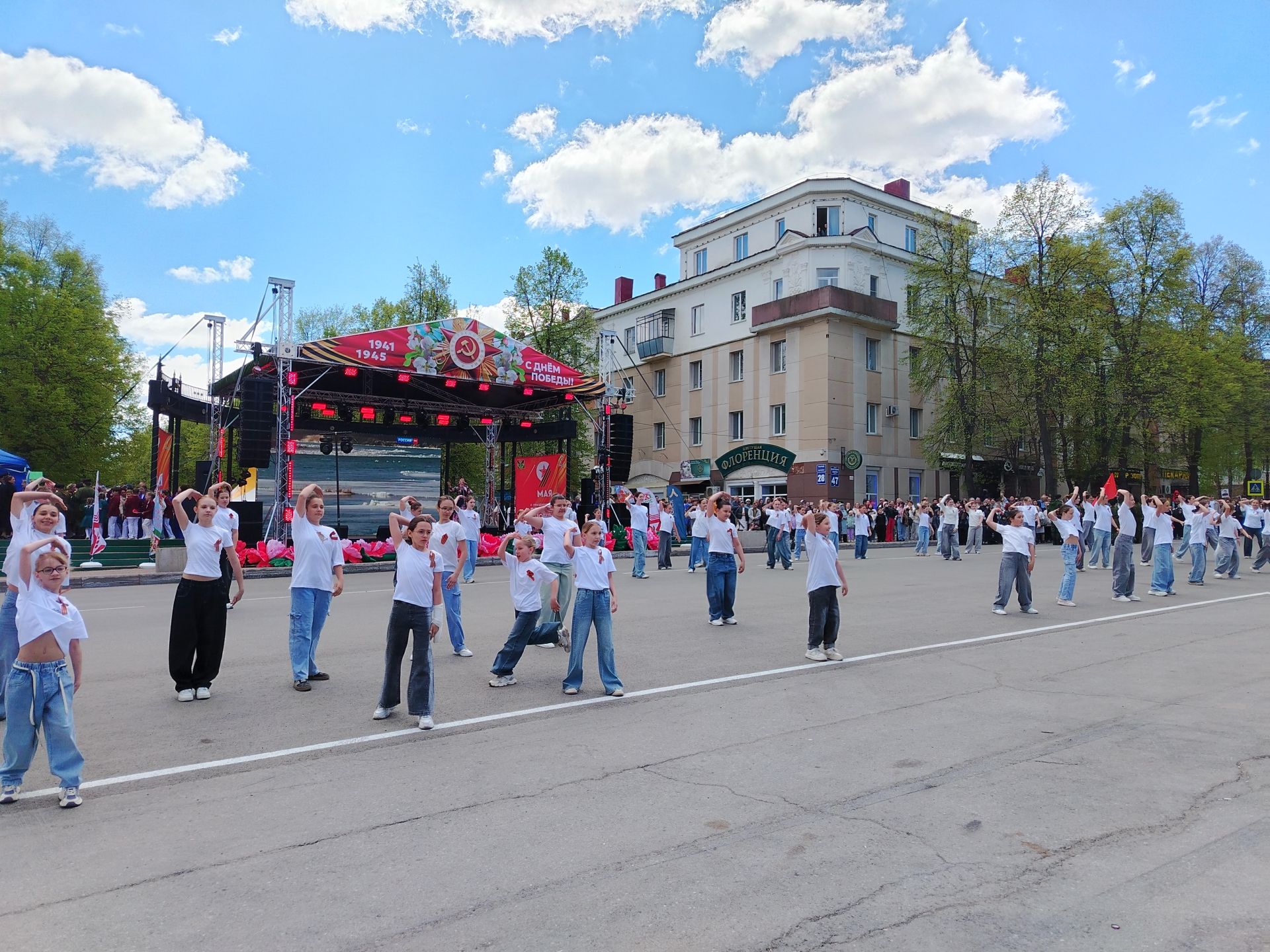 Лениногорскида Үзәк мәйданда Җиңү бәйрәменә багышланган театральләштерелгән күренеш булды