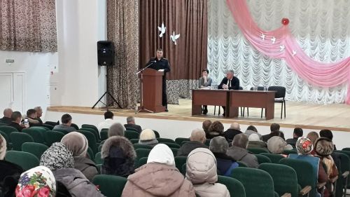 Кирлегәч авылындагы «Ихлас» төркеме апаларының кул эшләренә Рәгать Хөсәенов соклану белдерде