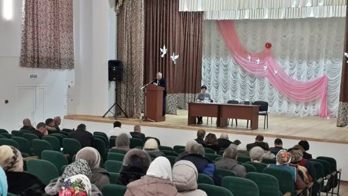 Кирлегәч авылындагы «Ихлас» төркеме апаларының кул эшләренә Рәгать Хөсәенов соклану белдерде