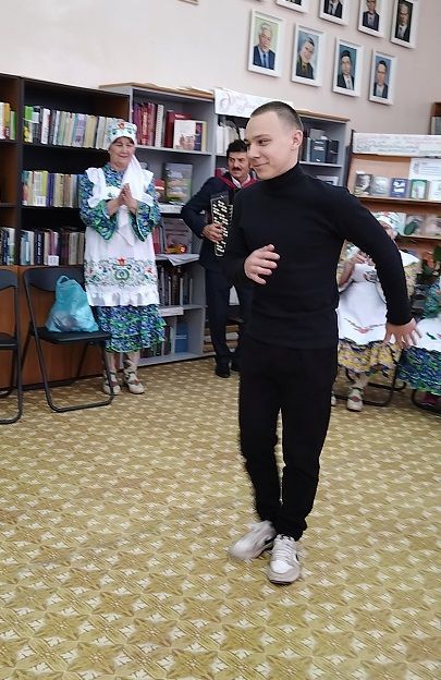Үзәк китапханәдә «Канат сыдыру өмәсе» үткәрелде (+фотолар + видео)