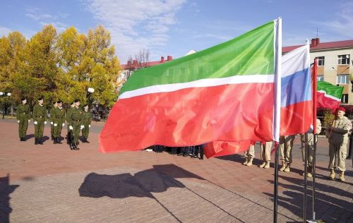 Лениногорскиның Үзәк мәйданында «Все СВОИ» марафоны уңаеннан акция үткәрелде (+фото һәм видео)