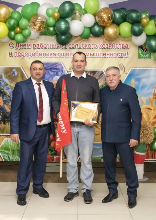 Лениногорск районының аграр хезмәтчәннәре бүләкләнде, үз эшләренә нәтиҗә ясадылар (+ фотолар)