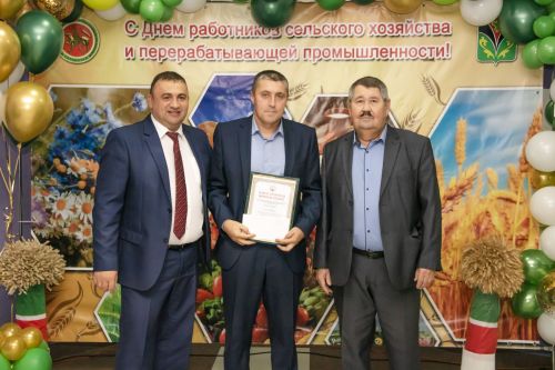 Лениногорск районының аграр хезмәтчәннәре бүләкләнде, үз эшләренә нәтиҗә ясадылар (+ фотолар)