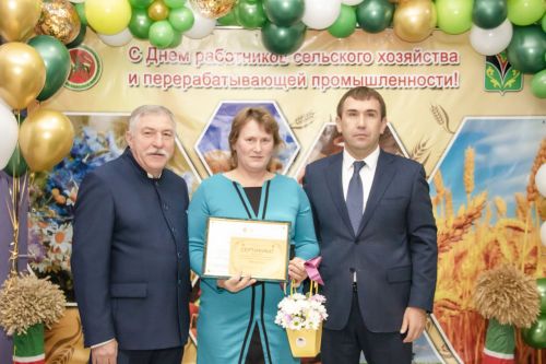 Лениногорск районының аграр хезмәтчәннәре бүләкләнде, үз эшләренә нәтиҗә ясадылар (+ фотолар)