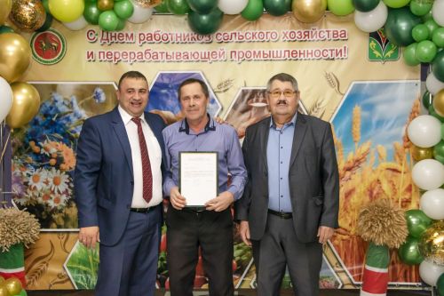 Лениногорск районының аграр хезмәтчәннәре бүләкләнде, үз эшләренә нәтиҗә ясадылар (+ фотолар)