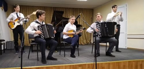 Лениногорск балалар музыка мәктәбендә төрле еллардагы чыгарылыш сыйныф укучылары белән очрашу үтте (фотолар)