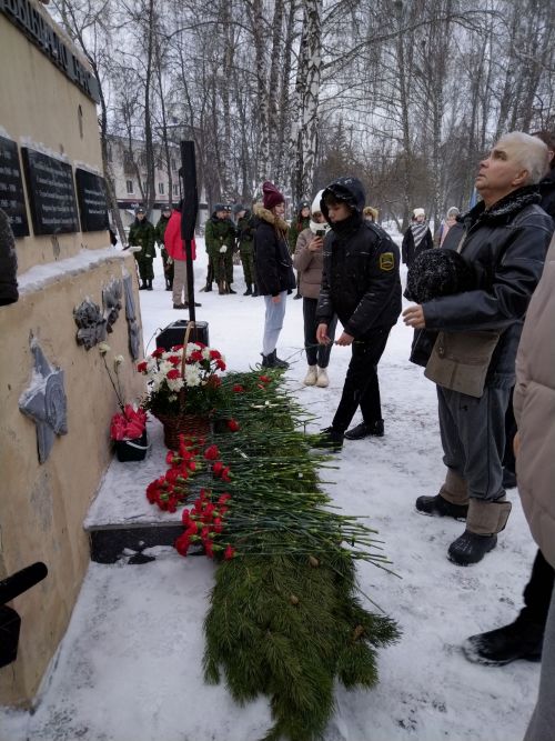 Лениногорскида әфганчылар истәлегенә куелган һәйкәл янында митинг үткәрелде (+фотолар)