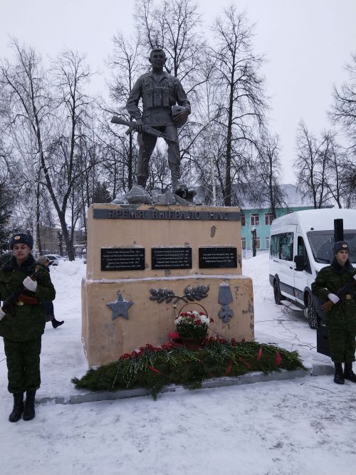 Лениногорскида әфганчылар истәлегенә куелган һәйкәл янында митинг үткәрелде (+фотолар)
