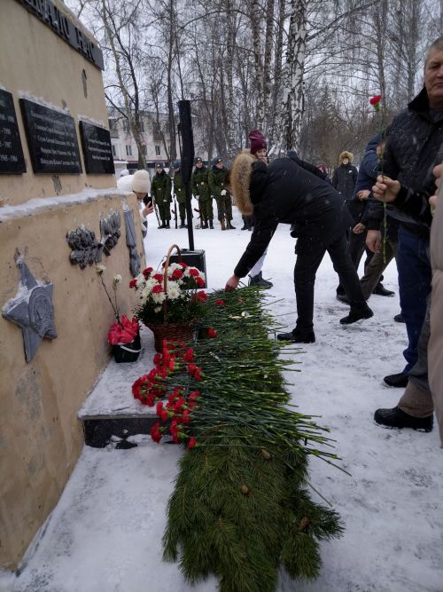 Лениногорскида әфганчылар истәлегенә куелган һәйкәл янында митинг үткәрелде (+фотолар)