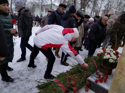 Лениногорскида әфганчылар истәлегенә куелган һәйкәл янында митинг үткәрелде (+фотолар)